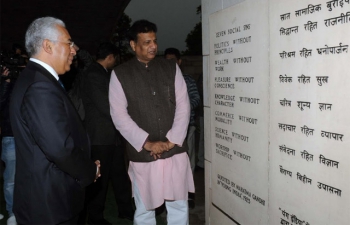 Prime Minister of Portugal António Costa​ lays wreath at the Samadhi of Mahatma Gandhi at Rajghat in New Delhi (January 7, 2017)